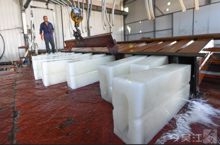 该制冰厂平均一天销售冰块一千多块,主要用于企业生产车间降温,水产品